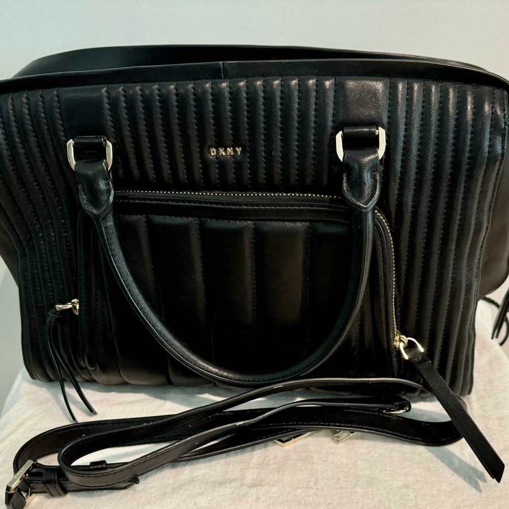 Stunning soft calf leather DKNY bag in very good condition.